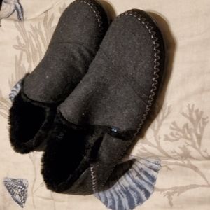 Tom's slippers size 8